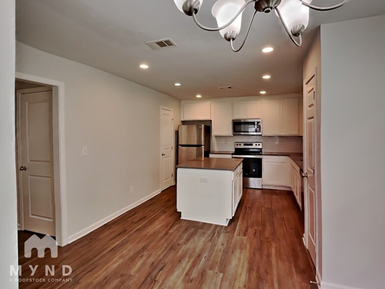Building Photo - 1110 Wedgewood Dr NW