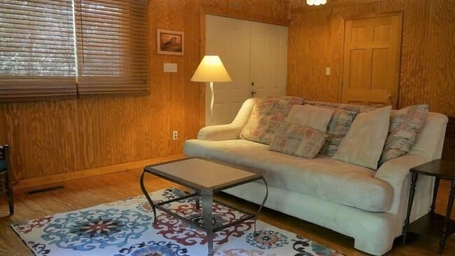 Building Photo - Fully Furnished 2 Bedroom Cottage in North...