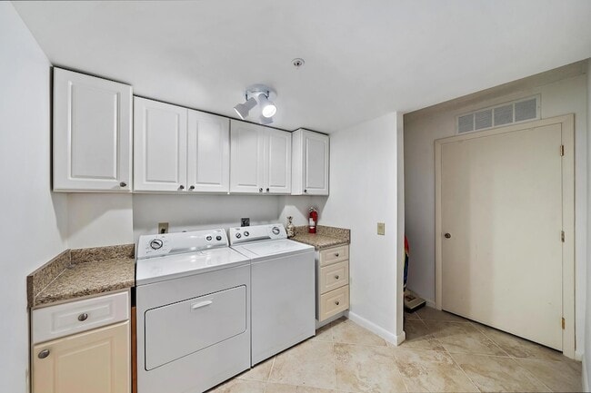 Building Photo - 2601 Marina Isle Way