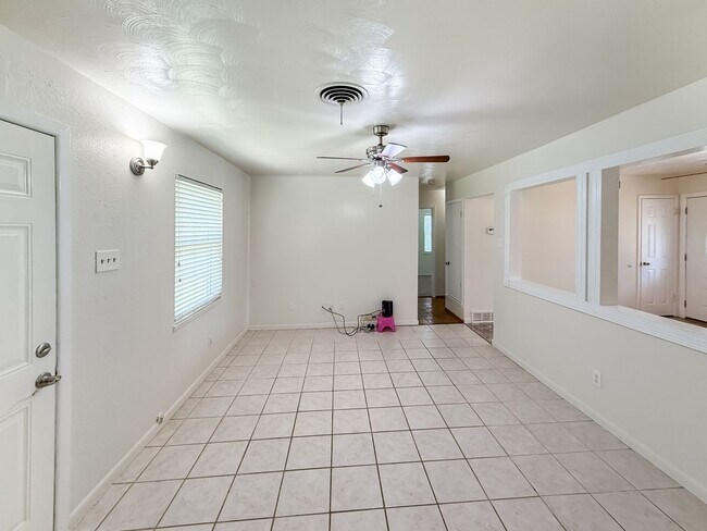 Building Photo - Charming Updated Home in Prime Irving Loca...