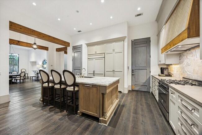 Building Photo - 5353 Lampasas St