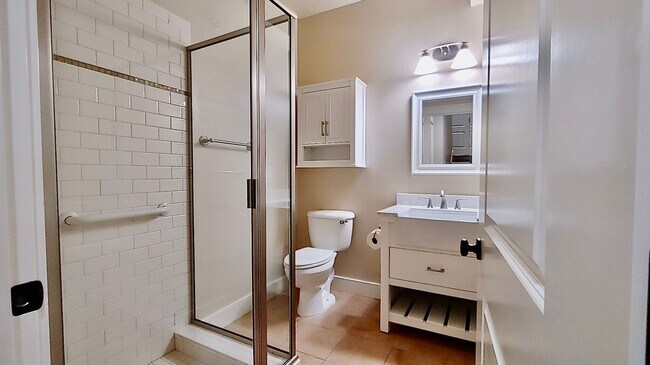 Building Photo - Luxury 3 Bedroom Townhome in Lake Oswego’s...