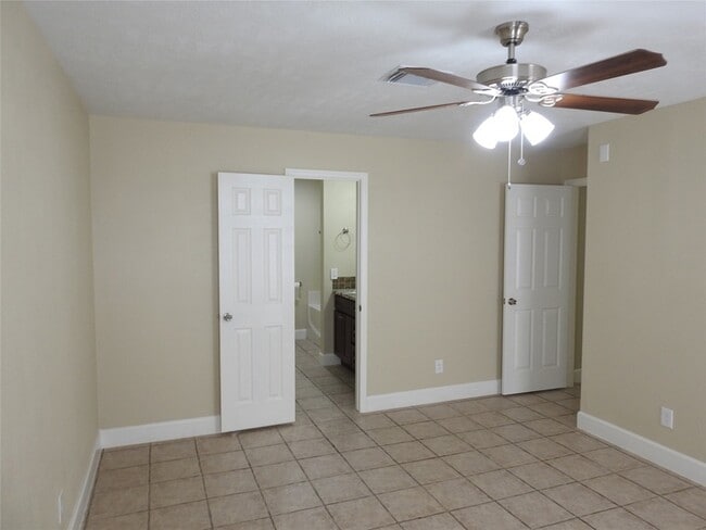 Building Photo - 6207 Pleasant Stream Dr