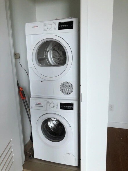 Building Photo - 99 Hudson St