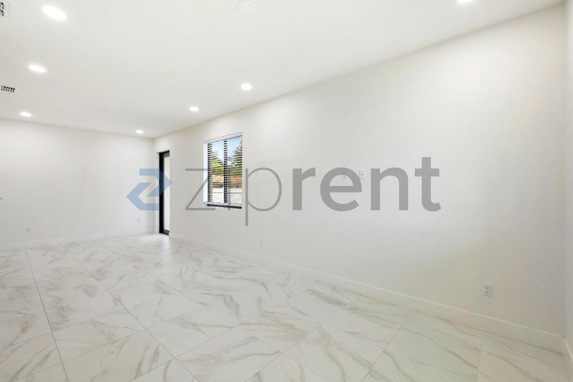 Building Photo - Unit B