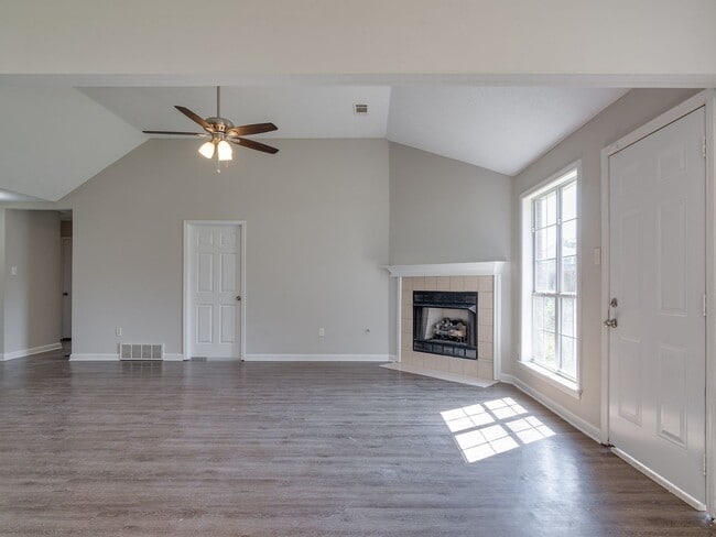 Building Photo - Nice and Bright! 3BR/2B home available for...