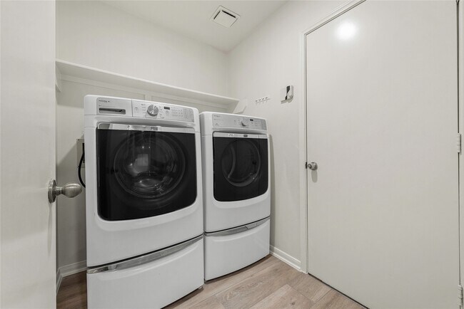 Building Photo - 5425 Yale Dr