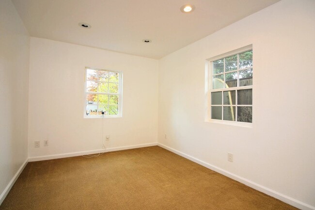 Building Photo - 2 Bedroom Home with Large Yard in SW Santa Rosa