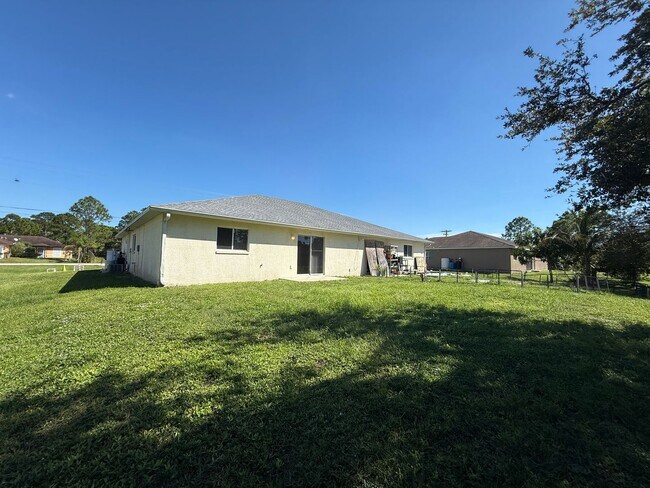 Building Photo - 2 Bedroom + Den, 2 Bath Duplex!