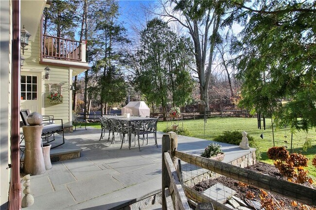 Building Photo - 1939 Bronson Rd