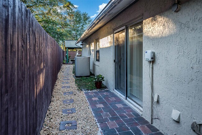 Building Photo - 1516 Lawndale Cir
