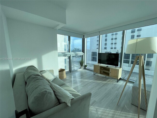 Building Photo - 2655 Collins Ave