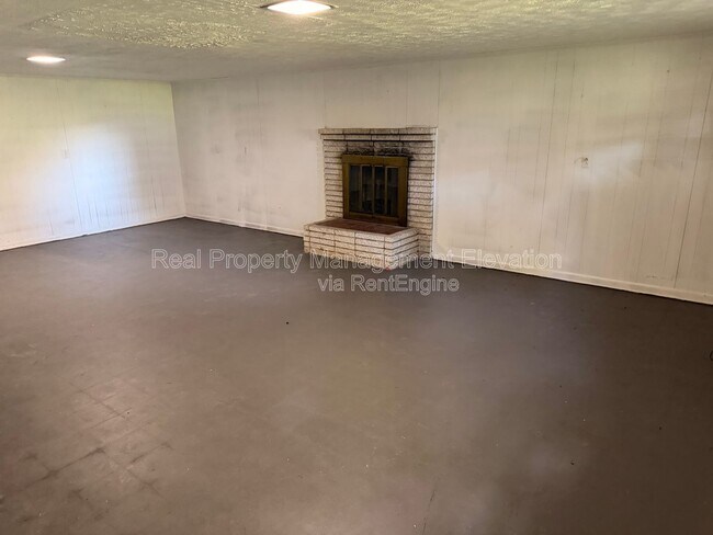 Building Photo - 197 Westwood Dr
