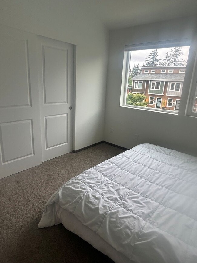 Building Photo - Windergreen Townhome