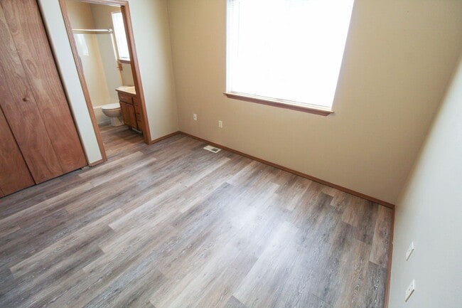 Building Photo - 407 E 8th Ave