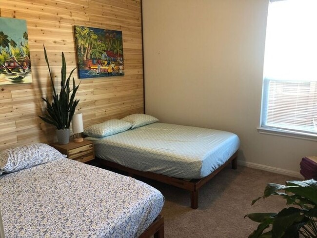 Building Photo - Elegant 4 BR 3.5 BA and 1 Office/Bedroom Convertible Home with Modern Amenities