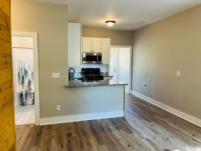 Building Photo - Beautifully renovated, 2 bed, 2 full bath,...