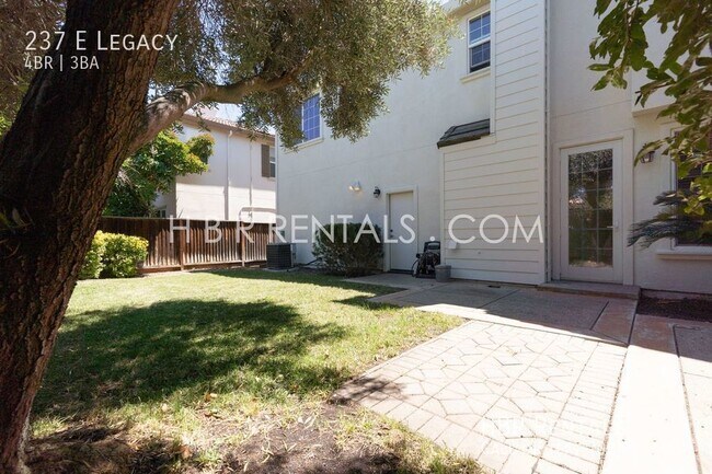 Building Photo - WICKLUND Village 4 Bedroom Home - Gated Dr...