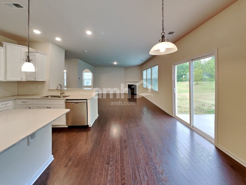 Building Photo - 128 Eden Ave