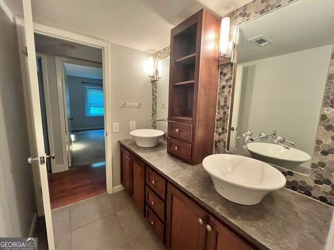 Building Photo - 82 Montre Square NW