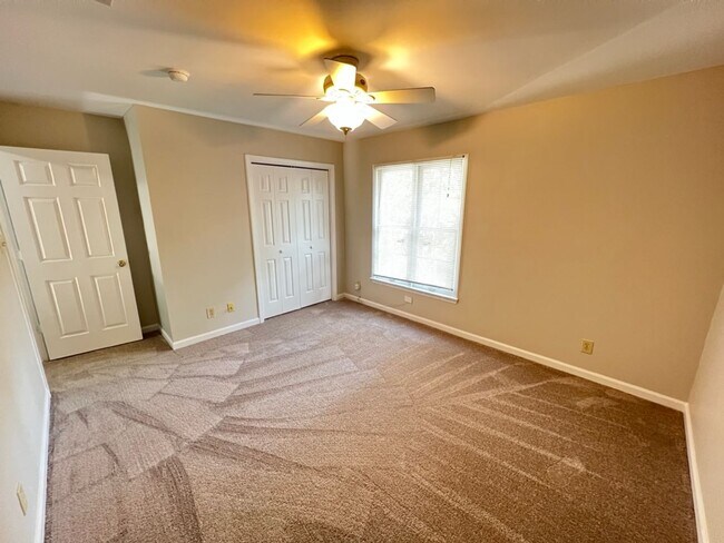 Building Photo - Adorable 2 Bed Townhome Convenient to Duke...