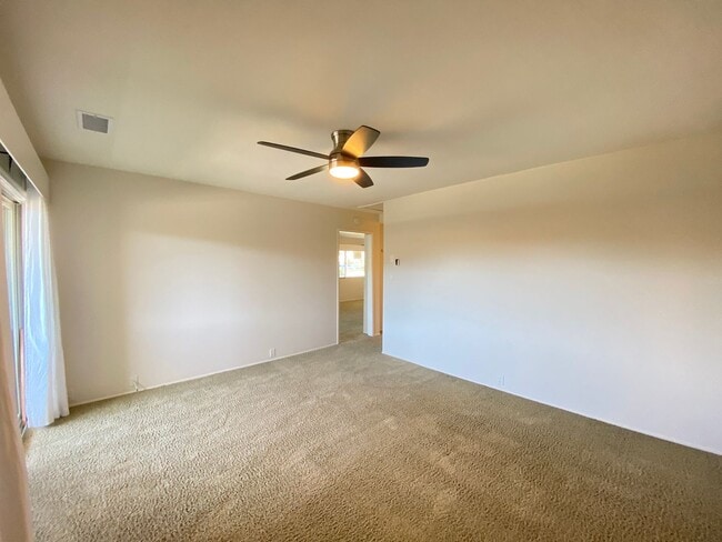 Building Photo - Beautiful corner condo in Lake San Marcos