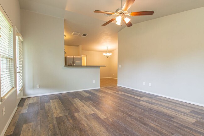 Building Photo - Beautiful 3 Bed 2 Bath Home in Moore School District!