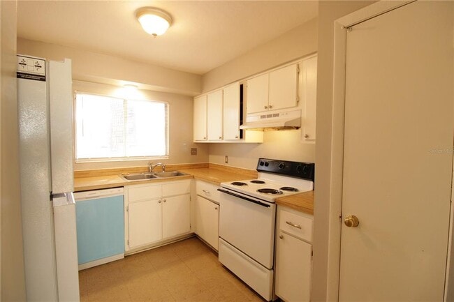 Building Photo - 6134 SW 11th Pl