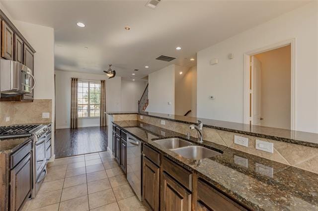 Building Photo - 602 Arbol