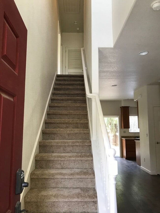 Building Photo - 3 Bedroom Home Close to Gym and Shopping-$1,000 OFF First Month's Rent