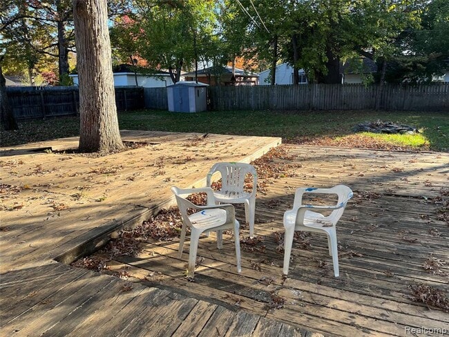 Building Photo - 5868 N Linville St