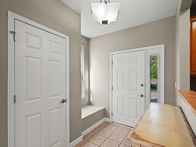 Building Photo - 2568 Golf Ridge Cir