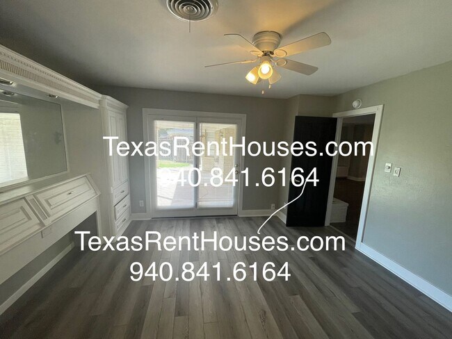 Building Photo - Gorgeous Home with updates and space!