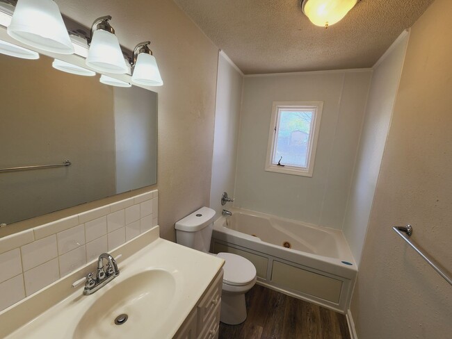Building Photo - 3 Bedroom 2 Bath Home Available in Knoxville