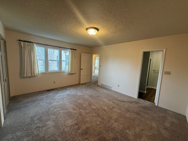 Building Photo - Large  two bedroom, two bathroom, pet friendly home!