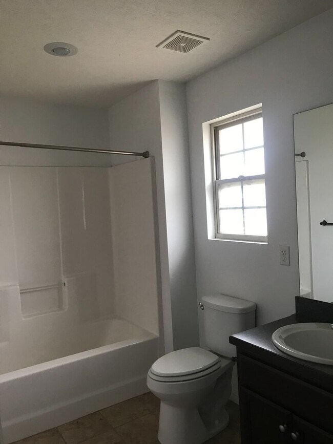 Building Photo - 3 bedroom 2 bath house.  Fenced yard