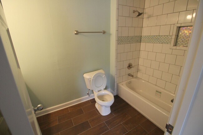 Building Photo - 3 bed 2 bath Campus Rental