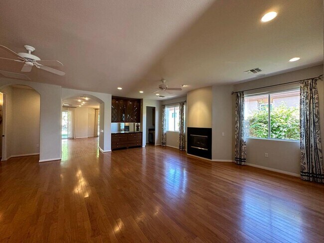 Building Photo - 40589 Palm Ct