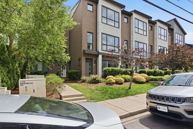 Building Photo - $500 RENT CREDIT if Leased by SEPT 1ST. Location, location, location! Modern Turnkey Townhome Ste...