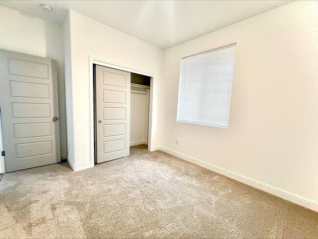 Building Photo - Beautiful 3-Bed, 2-Bath Lennar Home in Daf...