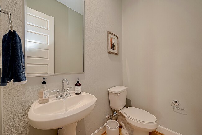 Building Photo - 909-A W 35th St