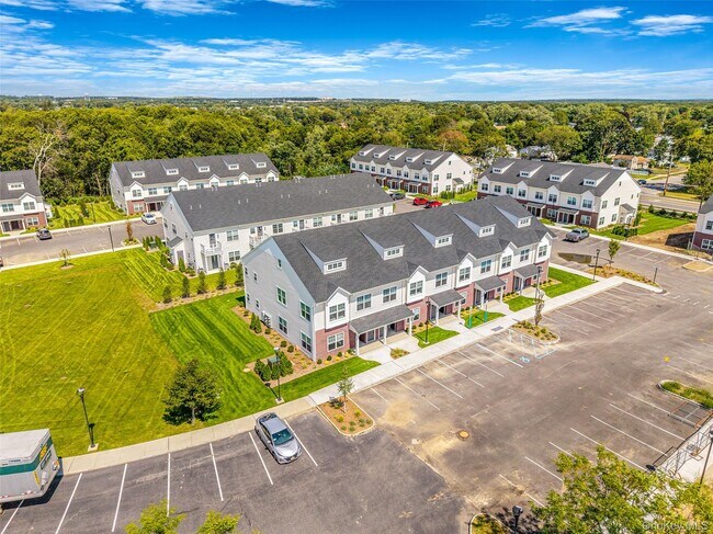 Building Photo - 725 Eastview Dr