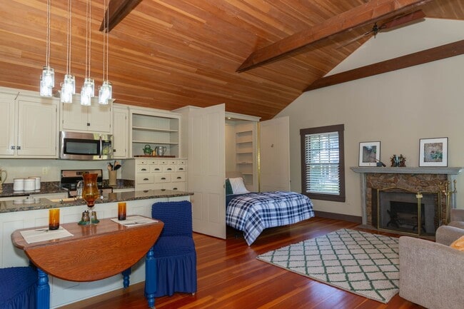 Building Photo - 1 bed, 1 bath River View Cottage in Charle...