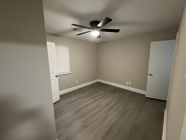 Building Photo - 5109 Maywood Dr