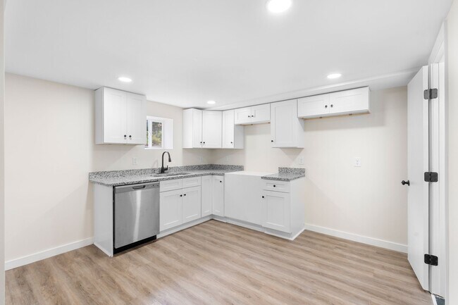 Building Photo - 1036 Seymour Ave