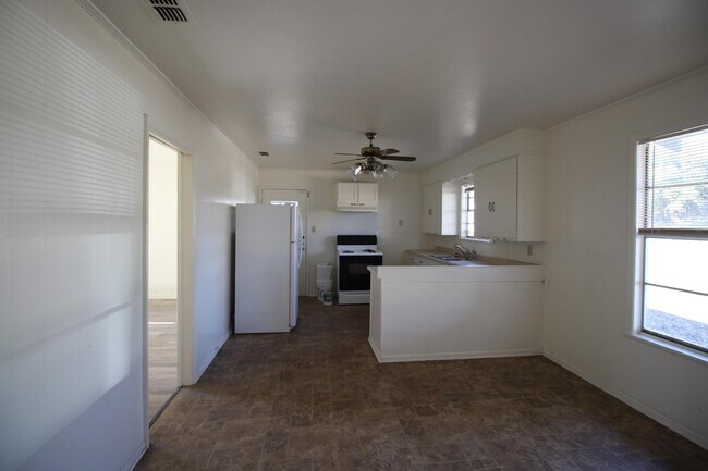 Building Photo - 605 W Hill St