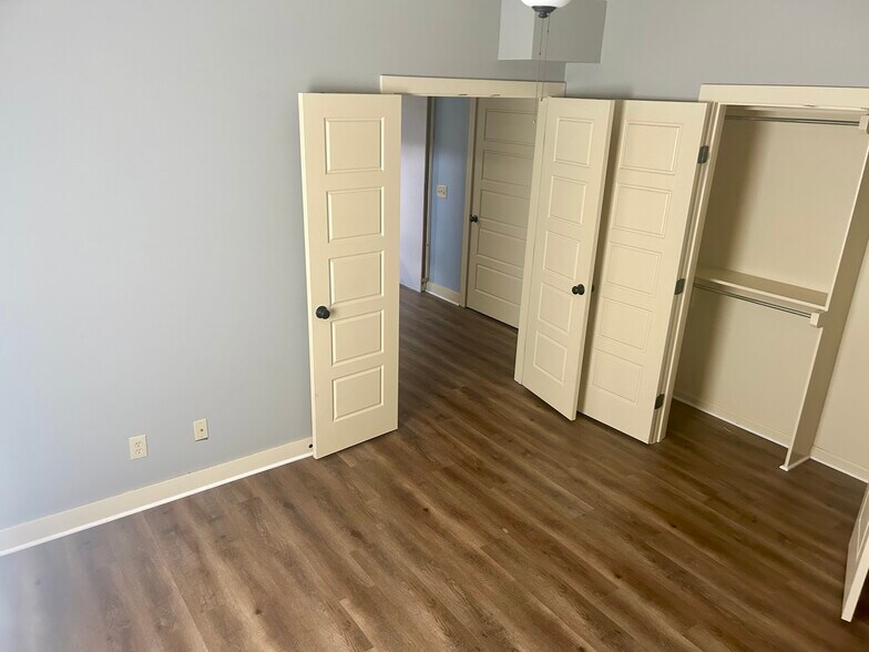 Building Photo - 10111 N Tullis Dr