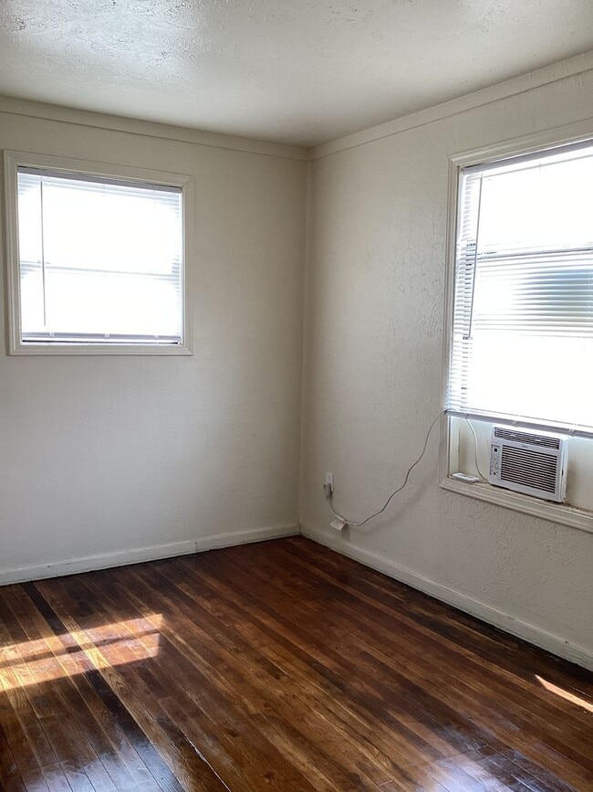 Building Photo - Newly Updated 2 bedroom Close to Morrison Park and High School!  Pets Welcome Upon Approval!