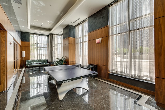 Building Photo - 420 E Waterside Dr