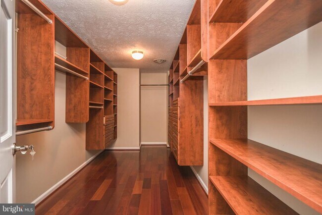 Building Photo - 9627 Locust Hill Dr